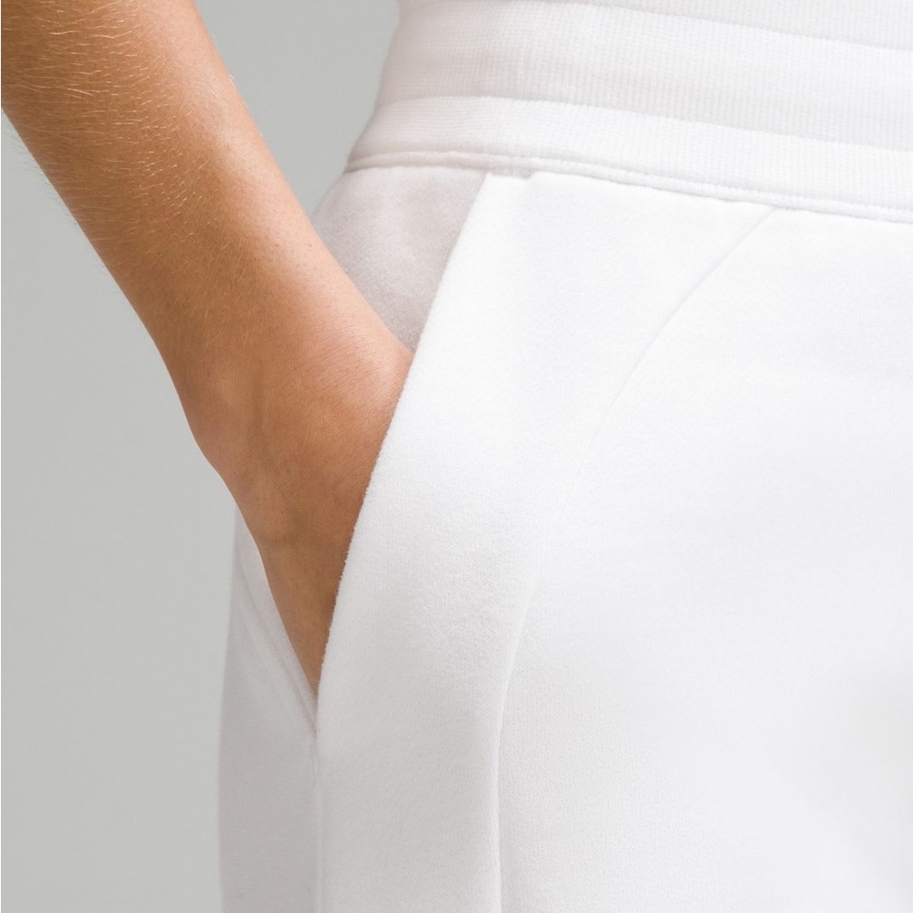 Lululemon Scuba High-Rise Shorts 5” - Picture 4 of 16